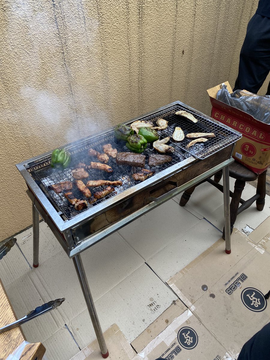 takemas13928201's tweet photo. 菅井さんはこの日のために数日間を釣りに費やし、その釣果を無償提供。
鰤やカサゴなどの新鮮な刺身や焼物、煮物などが振舞われた。他にも牛肉、鶏肉、豚肉、鶏肉、帆立などのBBQもあって盛りだくさん。これでチャージ3000円!
#SPIRITROOM #FishParty #BBQ #菅井洋仁 #ナミヒラアユコ #neonera(2/3) https://t.co/zZRNGQpn5A
