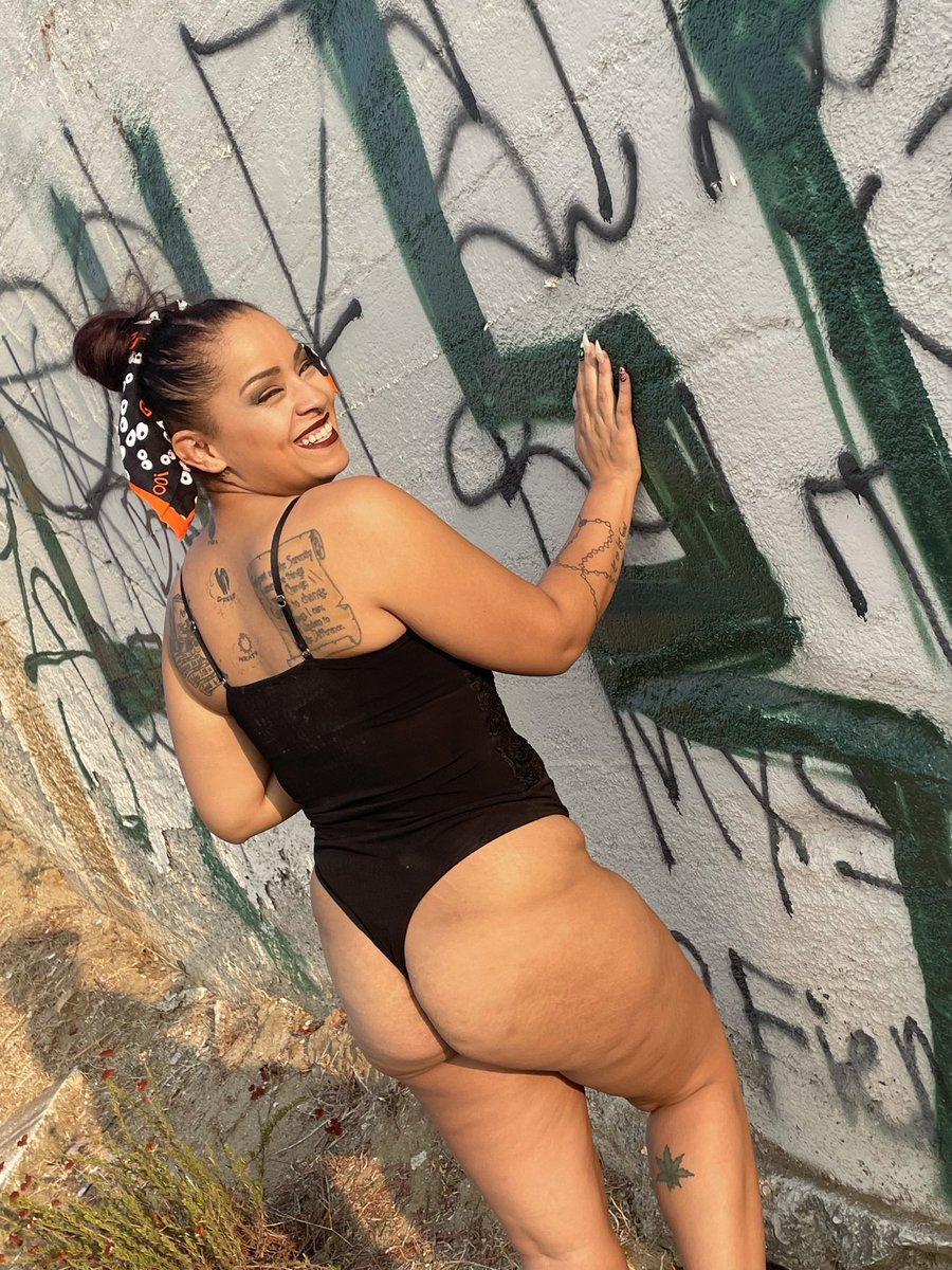 missit1ify's tweet photo. I have a favorite body part just but if you want to see the rest live chat and more click the link. 
https://t.co/UNyZh9oGzk https://t.co/vnt30BJIGz
