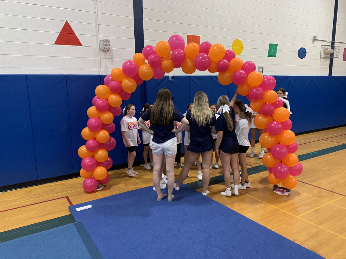 VCSCheer_VVC's tweet photo. 💛 Spent our Friday night with the future of our program! Our youth coaches &amp; directors have been crushing their off season! 

🫶🏼 Thank you to our Victor Cheerleaders who helped out at the May Youth Clinic! Watching the littles learn from you is EVERYTHING!!! 

#VC4L https://t.co/aPOvP7zsvp
