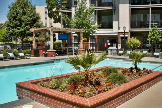 Who's ready for those summer pool days? 🩱

#CityPlaceWestport #CPW #LincolnPropertyCompany #LPC #LPCMidwest #LPCYouBelongHere #ApartmentLiving #DowntownKansasCity #WestportKC