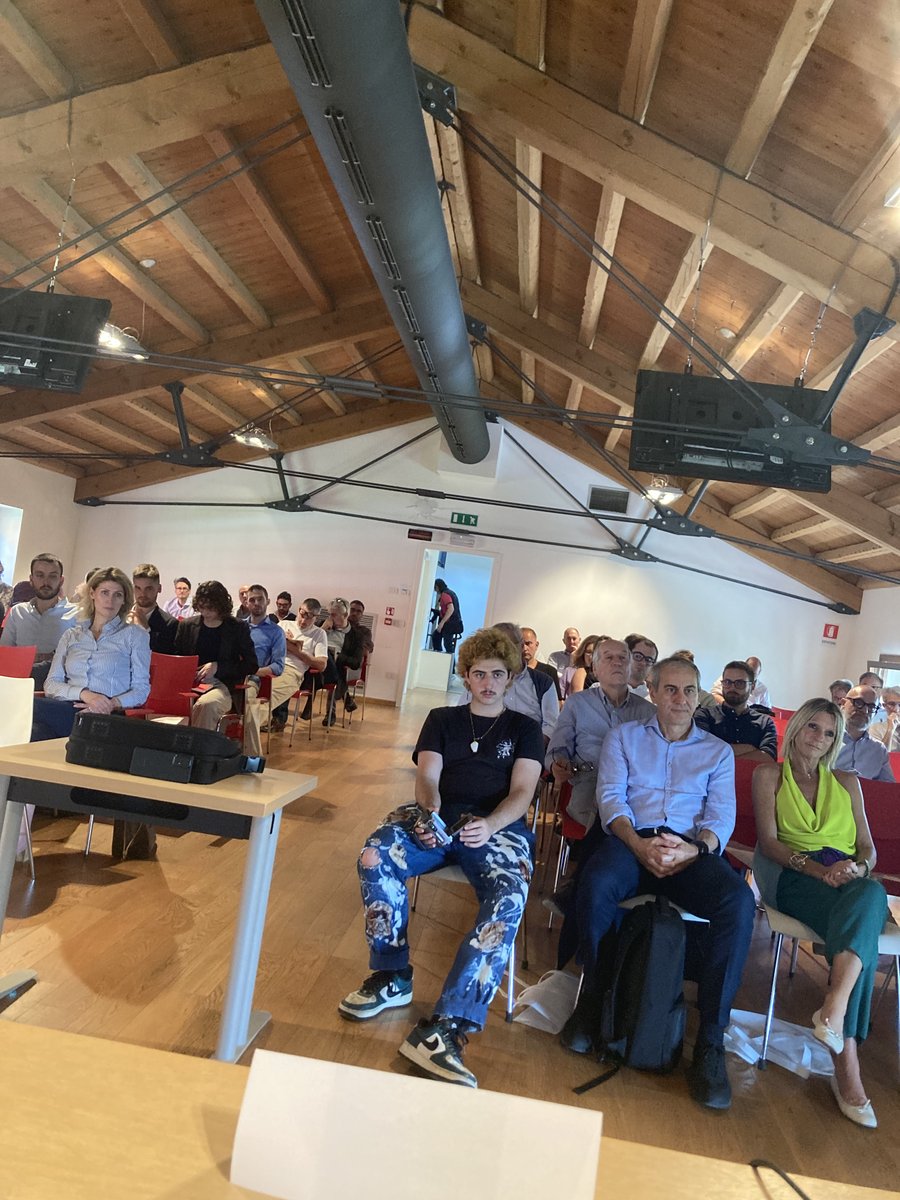 Straordinario successo di <a href="/DIGITALmeet/">DIGITALmeet</a> on the Hills ieri a Pieve di Soligo. Ricucire l’Italia di borghi e paesi grazie al digitale! Al mattino 300 studenti al pomeriggio Sindaci, imprenditori, esperti su AI, Metaverso, chat gpt