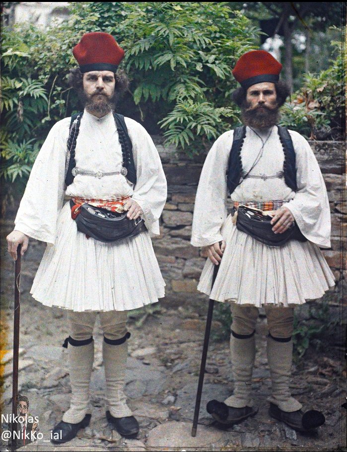 NikKo_ial's tweet image. Μέλη της φρουράς του Αίου Όρους στις Καρυές το 1913.
#Athos #Greece