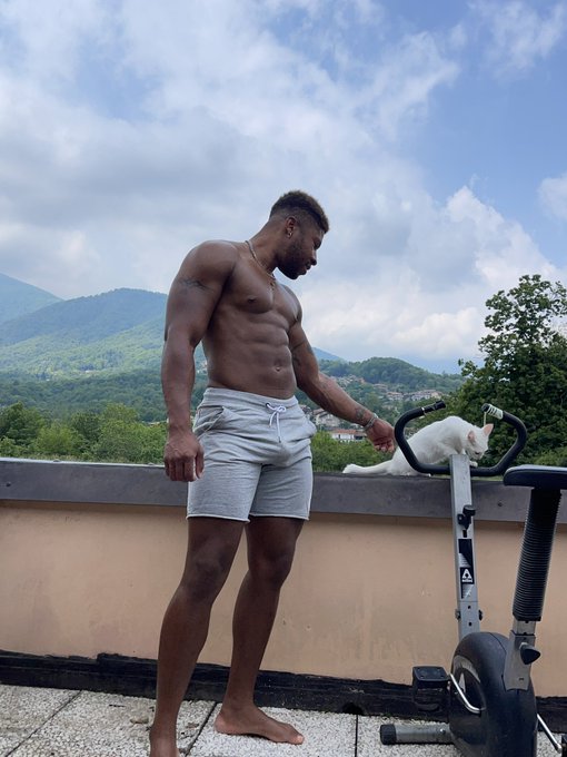 New friend 🤍 https://t.co/ZcRIEilbFq<a href="/tag/blackfriday"class="tags"><span>#blackfriday</span></a>