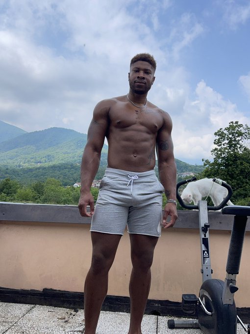 New friend 🤍 https://t.co/ZcRIEilbFq<a href="/tag/blackfriday"class="tags"><span>#blackfriday</span></a>