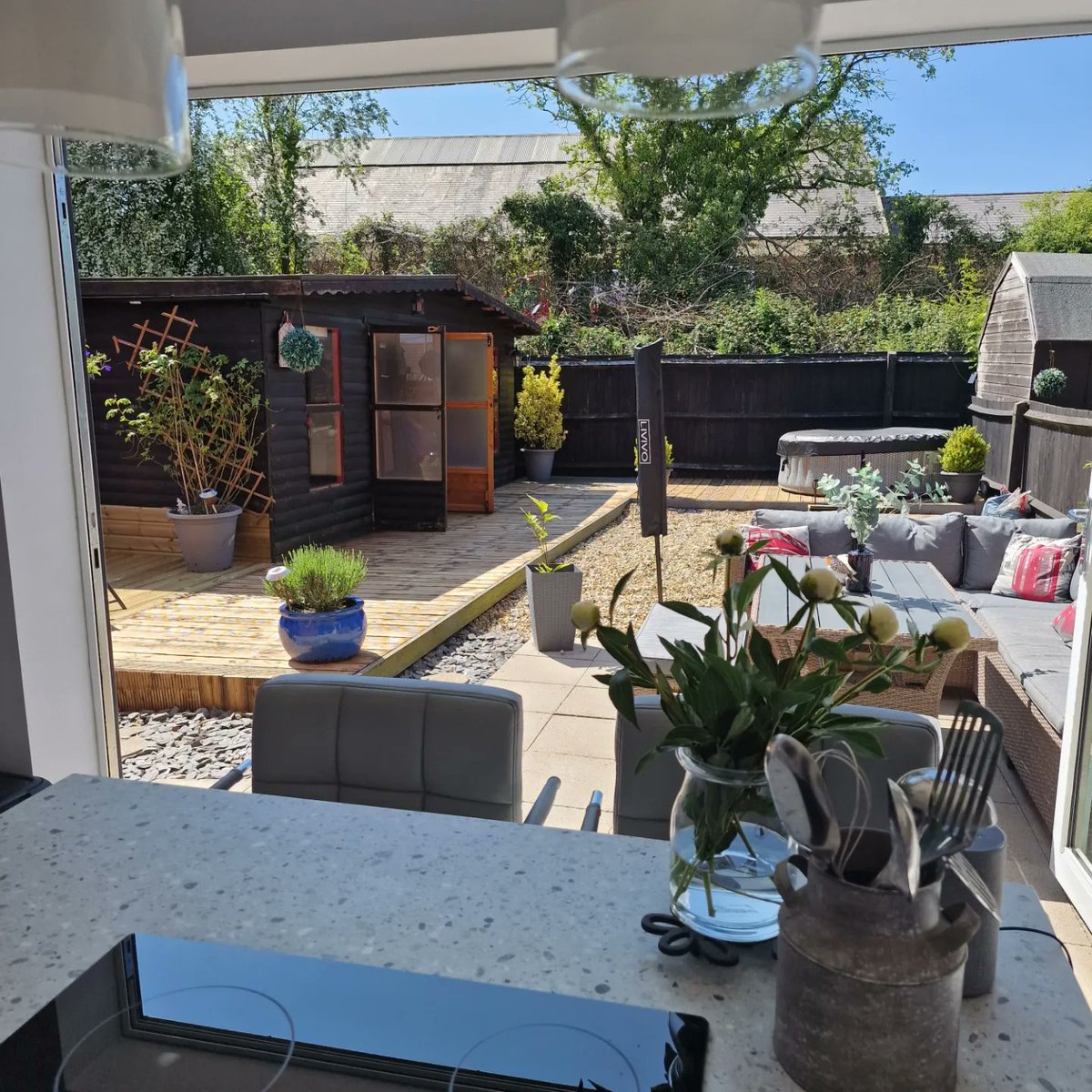 zoebella79's tweet photo. Saturday afternoon in the garden..... #sunnysat #gardenvibes https://t.co/9x7qvD53Qb