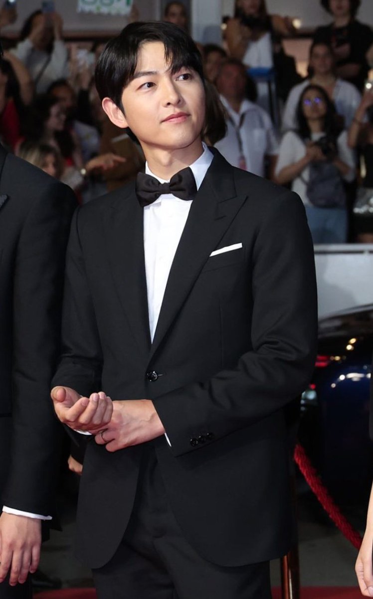 Louis Vuitton on X: Cannes Film Festival 2023. House Ambassador Song  Joongki gets ready for the 76th edition red carpet in a timeless black  single-breasted suit jacket and cigarette trousers which he