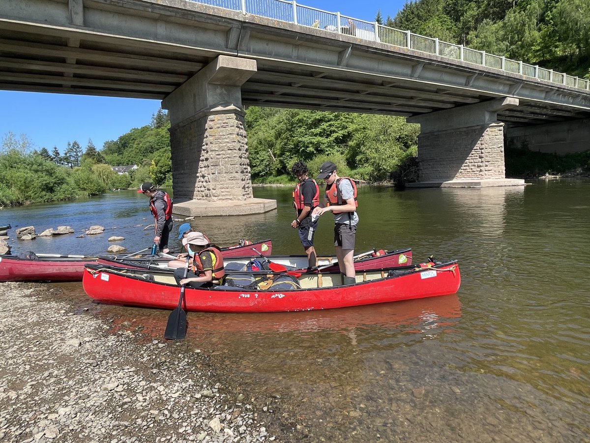 Adventure_NHS's tweet photo. Team 2 landing for water at Holme Lacy Bridge ⁦@SixthForm_NHS⁩ ⁦@DofECentral⁩ #waterstop #goldcanoeexpedition #somuchmore https://t.co/B2QJQ4ZPAG
