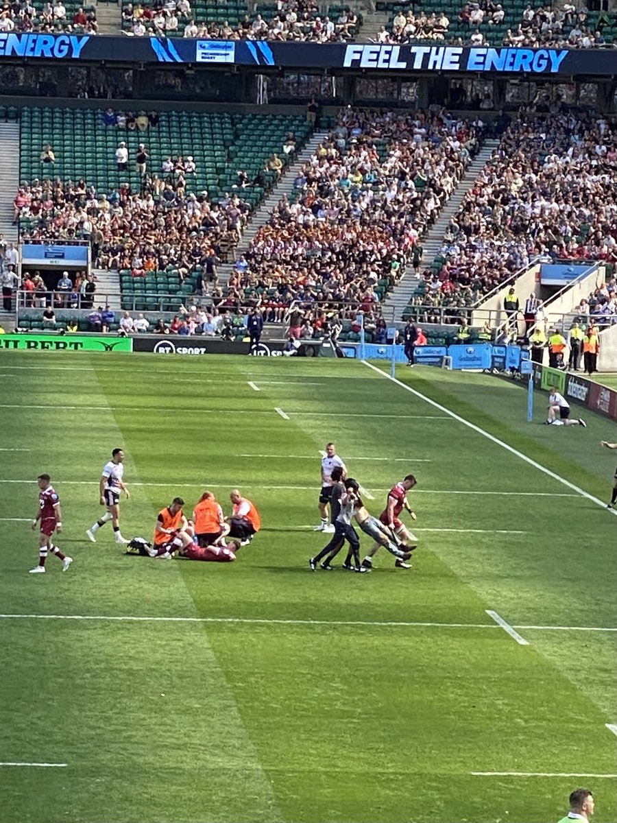 JustStopOil protester getting a cordial exit at #twickenham #twickenhamrugby