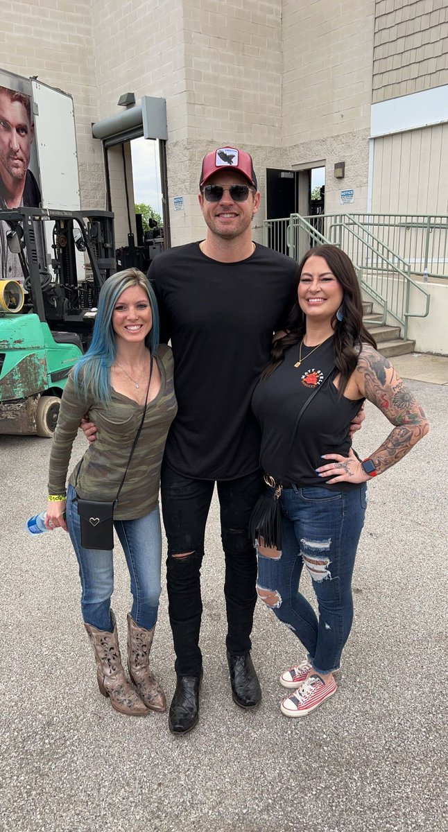 SaraBeTweetin's tweet photo. One year ago I met @MattStellMusic and it was the happiest day of my entire life! Ant wait to see you in concert again my friend #mattstell #oneofus https://t.co/0pXbNSlb7G