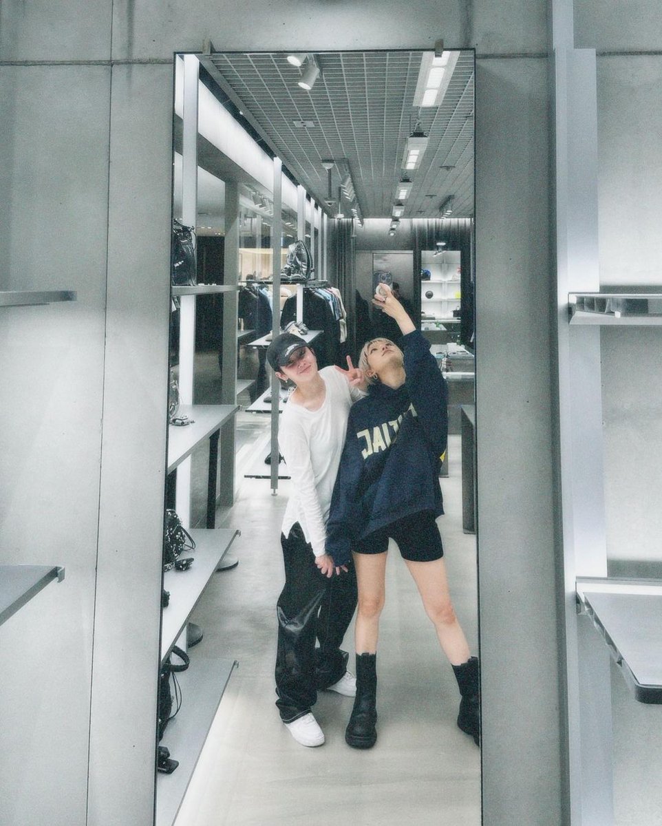 Jeon Jong Seo with her friend