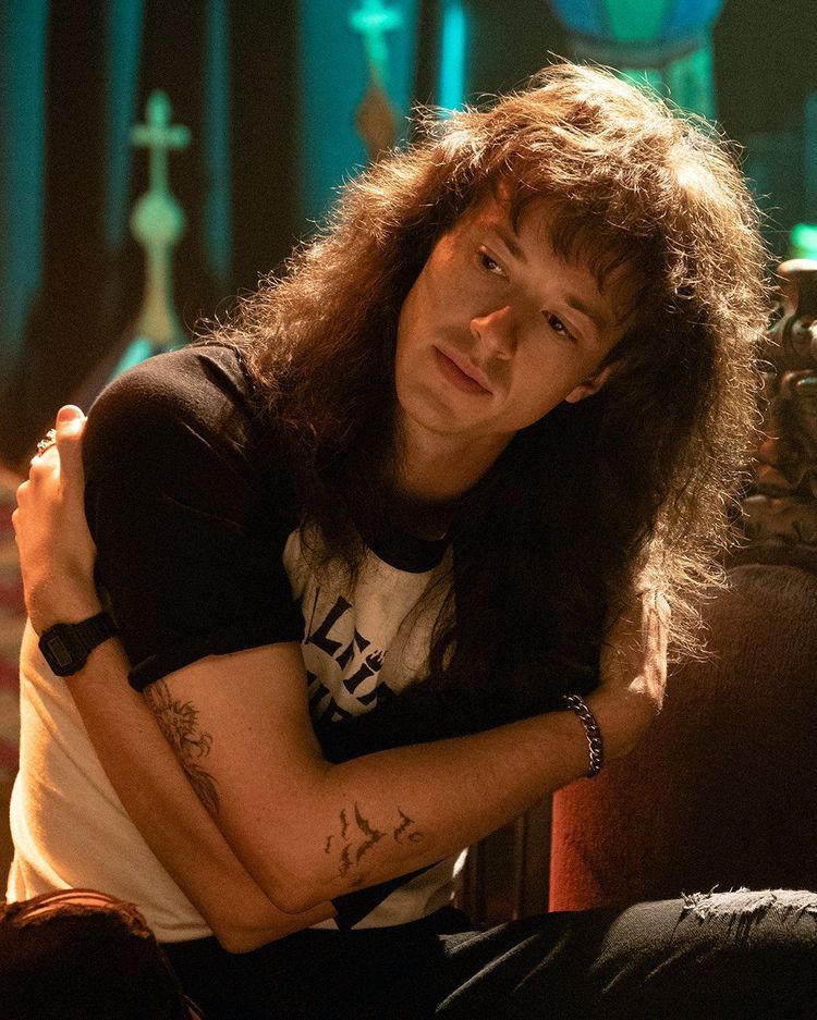 FCJosephQuinnCL's tweet photo. Un día como hoy, el 27 de Mayo del 2022, se estrenó la temporada 4 de Stranger Things, donde conocimos a este maravilloso personaje llamado “Eddie Munson” ❤️🎸🦇

Ya están viendo Stranger things de nuevo?🤭🦇❤️

#josephquinn #eddiemunson #strangethings https://t.co/Wui05KMRKv