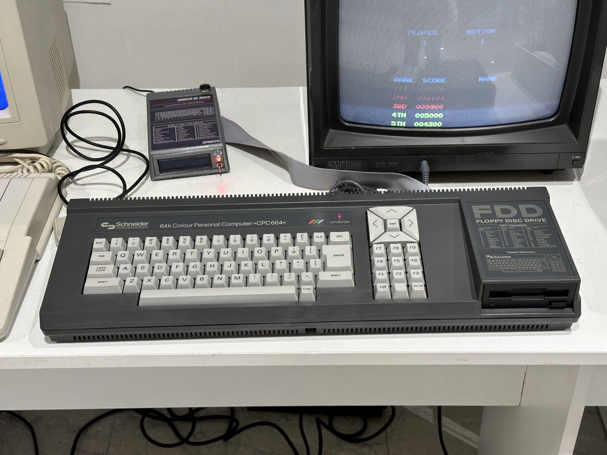 CDVideojuego's tweet photo. Espectacular la Expo de Amstrad organizada por nuestros compañeros de @auamstrad en #AmstradManía del @elcorteingles Ciudad de Elche 🤩

Enhorabuena cracks! 🥷 Grandísima colección! 🤩

Hasta las 20:00 de hoy tendrás la posibilidad de visitarla 🫵💙⌨️ https://t.co/2IqEt3DdBv