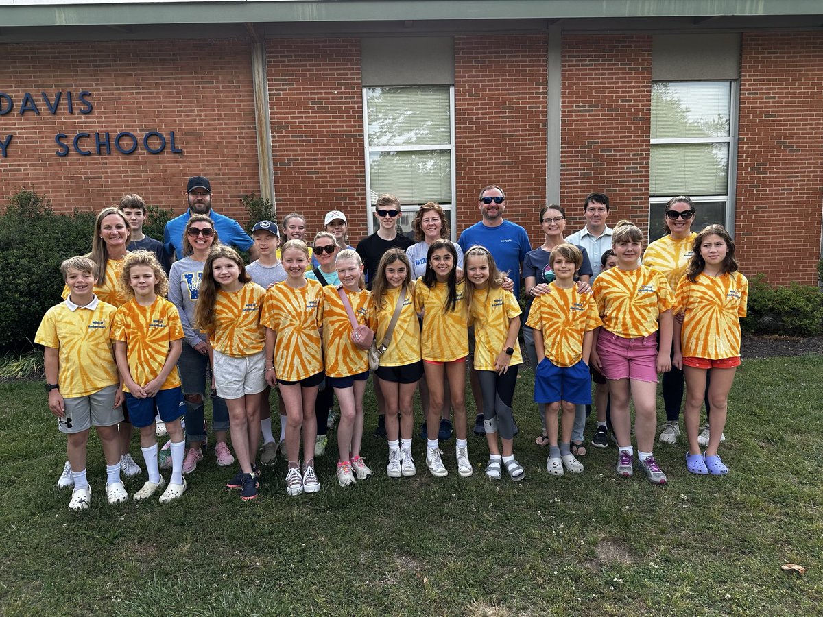 wresWildcats's tweet photo. Our Wildcat Ambassadors &amp; families volunteered at the Chesterfield Food Bank a few weeks ago! This is such a wonderful organization that support our chesterfield communities! What a wonderful way to spend a Saturday morning serving others! 💙💛#servicelearning @ChesterfieldFo1 https://t.co/loaS5MUPrA