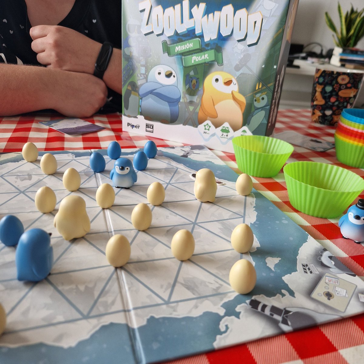 jamarin_'s tweet photo. Hoy toca tarde de juegos con @somniara, esta vez alquilados en @ludosaurus_vlc. ¡Empezamos con Zoollywood! https://t.co/J2WHbyVak3