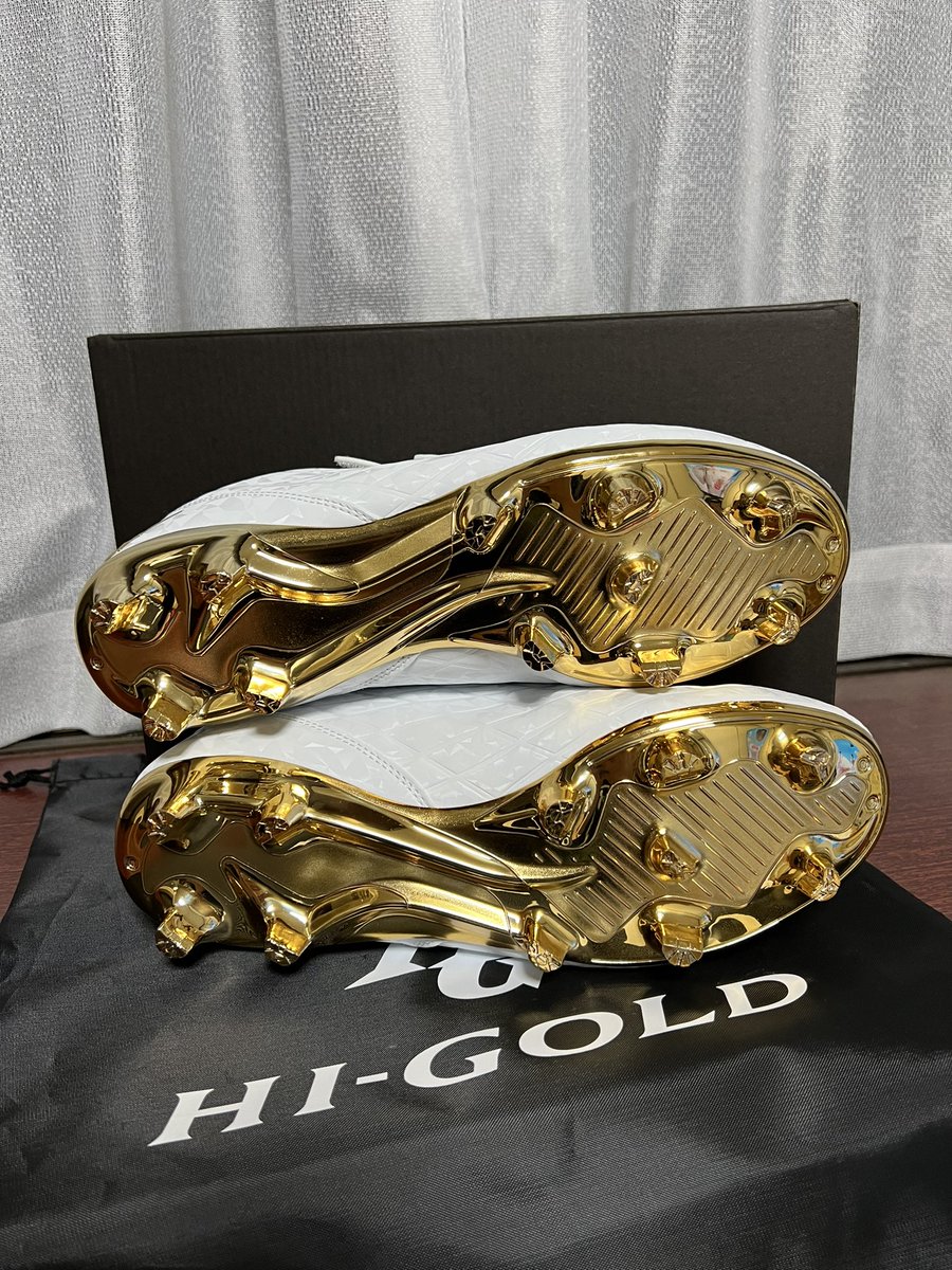 NEWスパイク購入👟
ハイゴールドのポイントで限定モデル！
金×白という最強の組み合わせ！！
一目惚れでした😍
練習試合はポイント、公式戦は金具と使い分けてます👍
練習試合はなるべく足に負担かけないようにポイントかつ軽量を求めてます！
明日から使いますよ😁
#ハイゴールド 
#野球スパイク