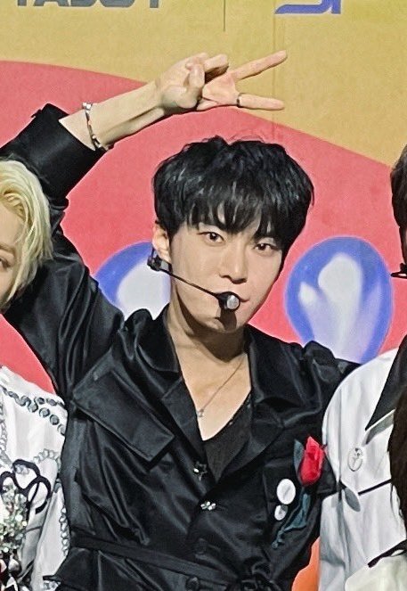 Looks like Doyoung was in a really good mood today 🥹

Hope DJJ have a safe flight to Jakarta for their fansign tomorrow as well 💗