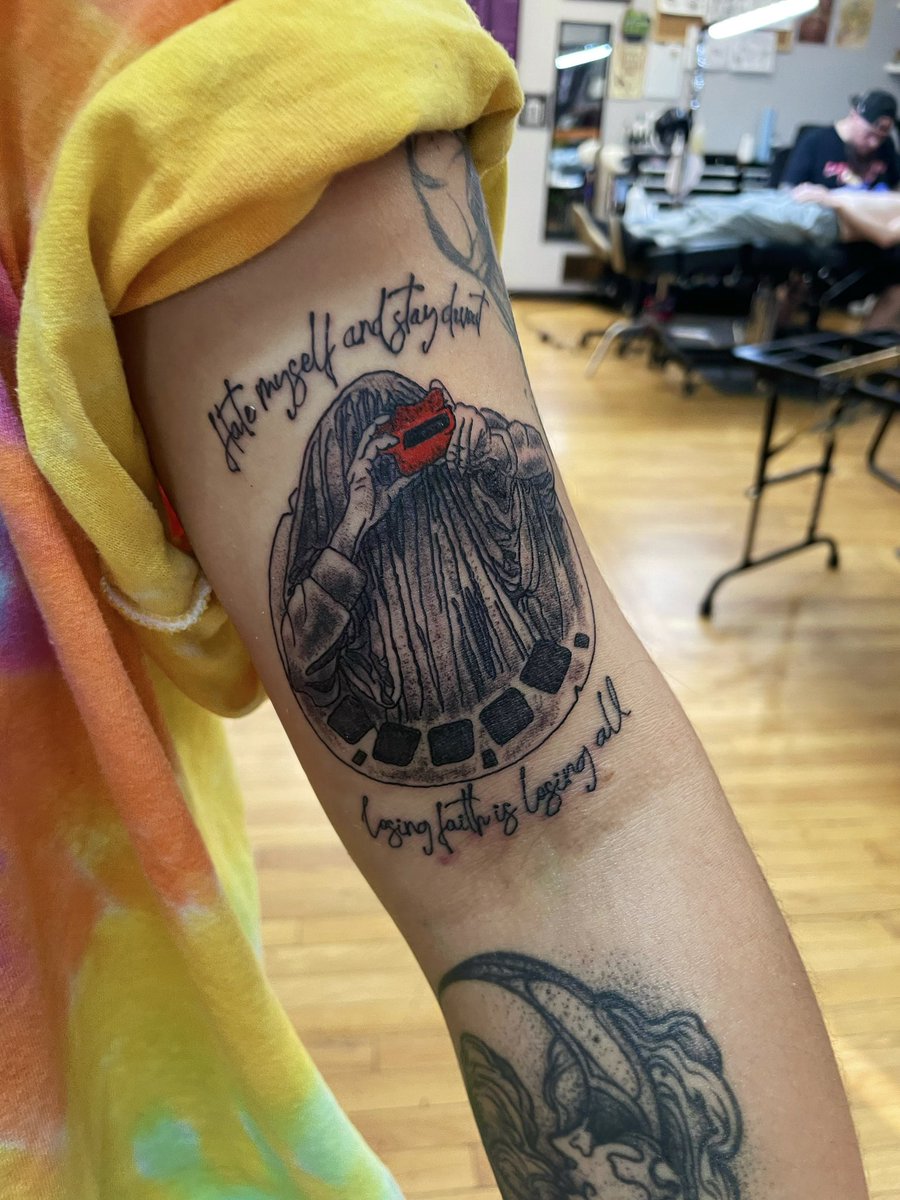 chickennugtit's tweet photo. last night i got my first @HotMulligan tattoo. earlier this week my signed vinyl came through. so far, May has been pretty shweet 🤙🏼🖤 #HotMulligan #WhyWouldIWatch https://t.co/WwAVsohVMk