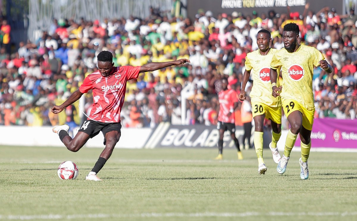 FAZFootball's tweet photo. #AbsaCupFinal
90' Forest Rangers 2-0 FC MUZA
Four minutes of additional time has been added. Can MUZA find their way back or Forest will add or hold onto their precious lead?
#FORMUZ https://t.co/Hbhjhoeljd