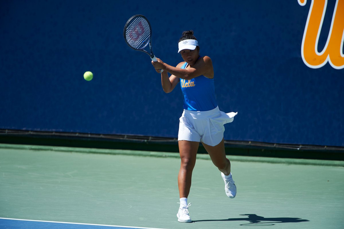 𝙊𝙣𝙚 𝙙𝙤𝙬𝙣, 𝙤𝙣𝙚 𝙩𝙤 𝙜𝙤. Tian breaks Sleeth's serve at 5-4 for the opening set. #GoBruins | #NCAATennis