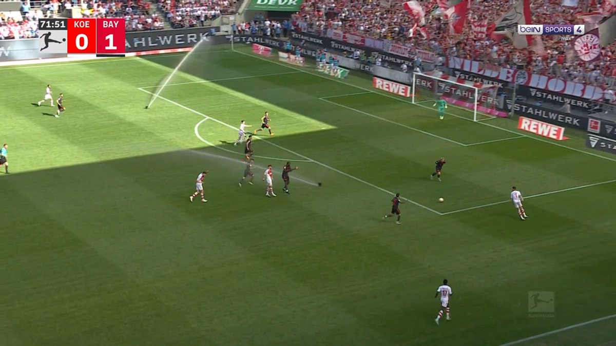 Footballogue's tweet photo. Le jardinier a enclenché l’arrosage automatique de la pelouse durant Cologne - Bayern alors que Cologne était en phase offensive. 😭 https://t.co/qZc3M20Cfc