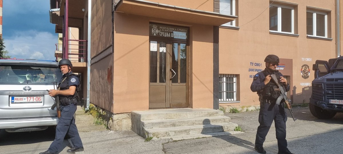 Specijalne snage Kosovske policije ispred Srednje tehničke škole u Zvečanu, pored grafita  "Severne brigade" - "Tu smo da vas branimo. Ne brinite"