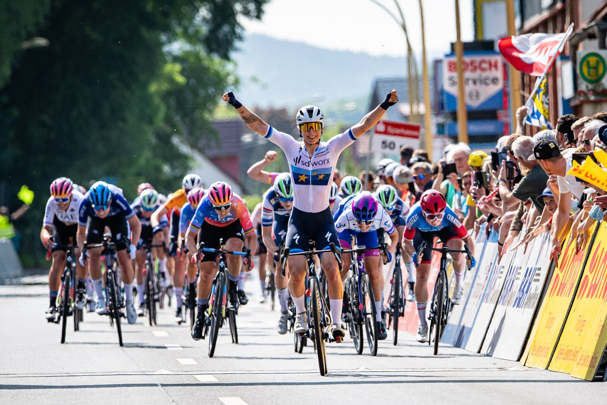 5. Etappe, 5. Sieg für SD Worx! Das niederländische Team unterstreicht seine Dominanz auch in Schmalkalden. Die Europameisterin Lorena Wiebes sichert sich den Sieg im Sprintroyal vor der Italienerin Marta Bastianelli und der Polin Marta Lach. Lorena Wiebes übernimmt Gelb! #ltlt