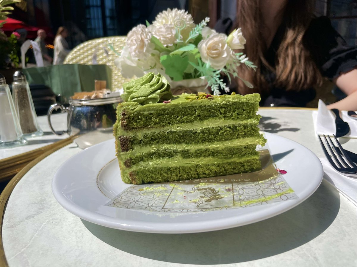 this vegan pistachio cake was a bit good 😍