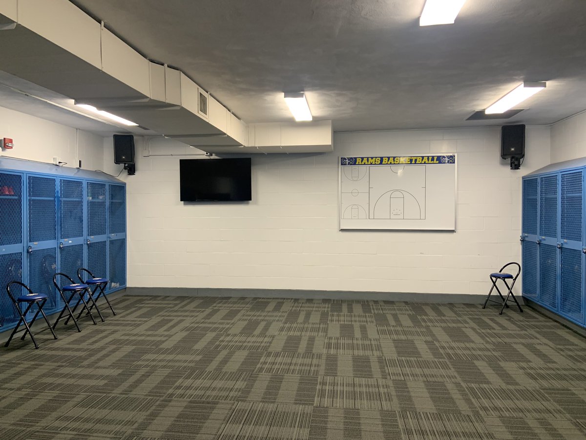 MycoachT's tweet image. Girls Locker Room! Why leave when you can get all this for free?#ViewTime #NewViewOnTheHorizon #WeComin