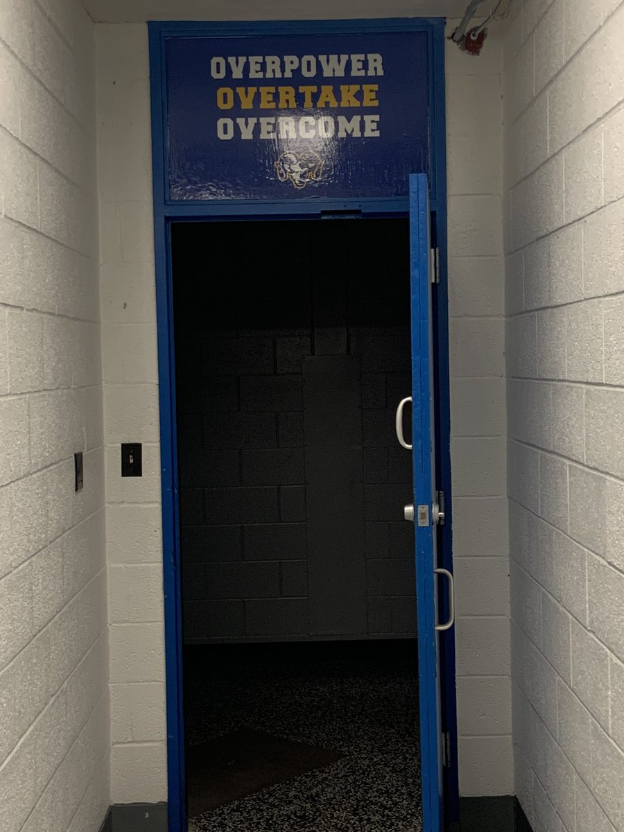 MycoachT's tweet image. Girls Locker Room! Why leave when you can get all this for free?#ViewTime #NewViewOnTheHorizon #WeComin