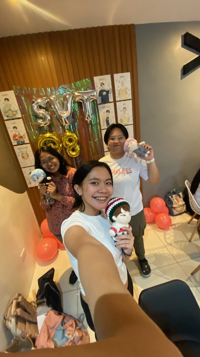 After so long complete rin kami! + new bitbit kada magcse 😆 sa uulit ulitin 🫶🏼 hope to see you all again ♥️ 
<a href="/svt_rizal/">SEVENTEEN 8TH ANNIVERSARY EVENT 📌</a> @imjjongddol thank u ates for letting us celeb yung 8th anniv 🫶🏼