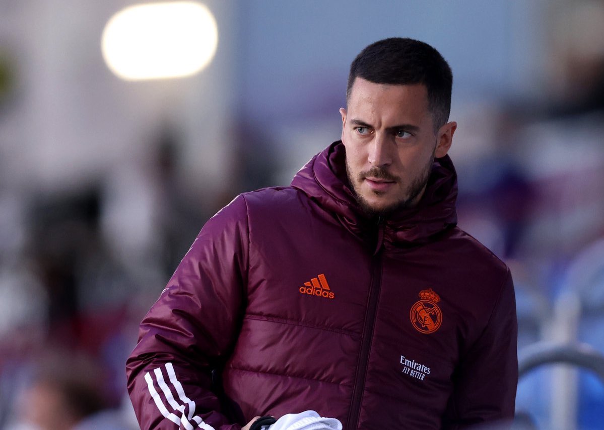 FabrizioRomano's tweet photo. Eden Hazard, benched despite Benzema and Vinicius Júnior injuries. Ancelotti put five midfielders instead of the Belgian forward. ⚪️⛔️ #RealMadrid

Courtois; Lucas Vázquez, Militao, Alaba, Mendy; Tchouaméni, Ceballos, Kroos, Modrić; Valverde, Rodrygo. https://t.co/vwDyEwLLJD