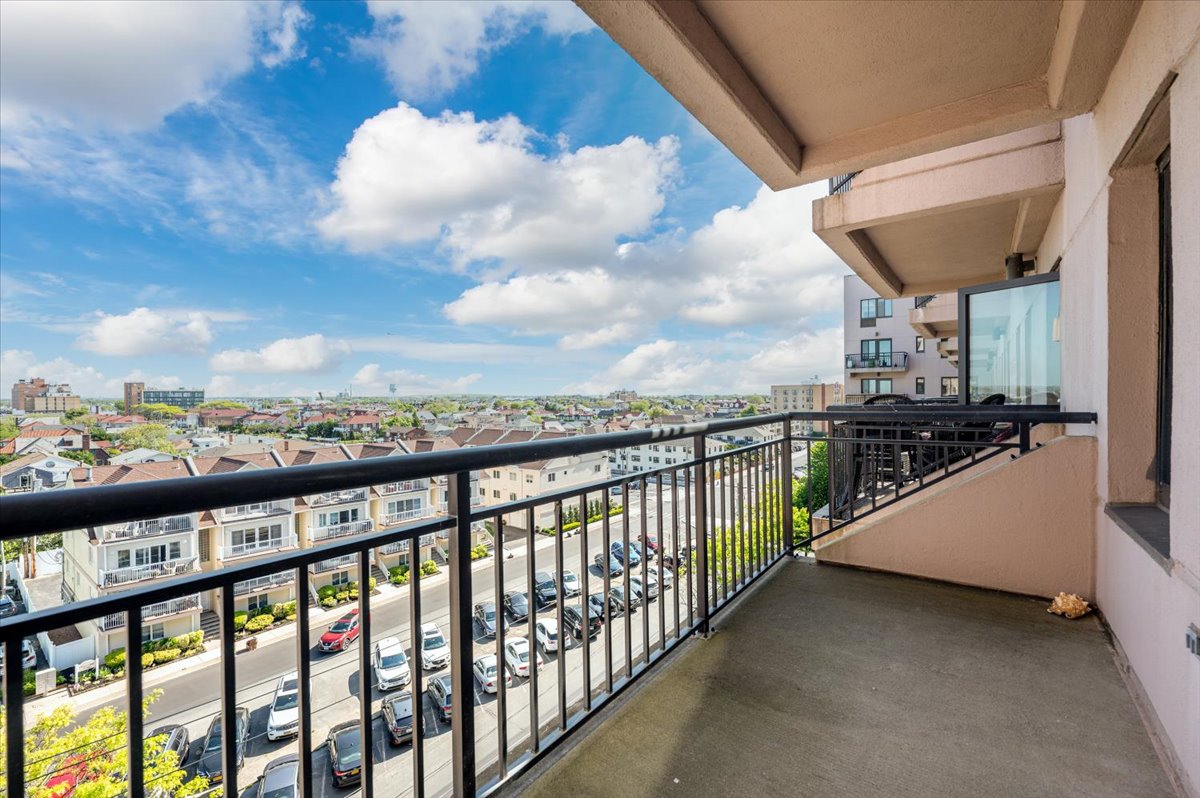 redlener's tweet photo. New Listing! 100 W. Broadway, 6JJ, Long Beach, NY,
2 bedroom 2.5 bath duplex condo with Bay View Terrace and Oceanfront Primary Bedroom! $825,000. Call Ruth Redlener, Realty Connect USA, 516.884.6698 for your private appointment! #realestate #realtorlife #homebuying #beachhouse https://t.co/DVM1xkzZt0