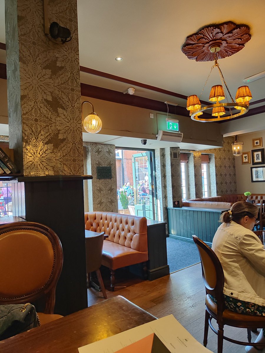 Obligatory visit to <a href="/TheAlexSW19/">The Alexandra</a> whilst popping to the UK.
Can I resist the fries?! 
#Wimbledon <a href="/14thefrog/">mick dore</a>