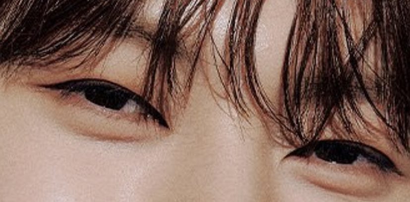 แต่รูปนี้คือหล่อมากถึงกราฟฟิกจะ ไม่พูดดีกว่า แต่เพิ่งสังเกตใครกรีดตาให้น้องคะ ป้าด มันเริ่ดเกินแม่ ขอเลขบช หน้าแต่งโทนอ่อนๆ แต่อายไลเนอร์ไม่อ่อนนะ