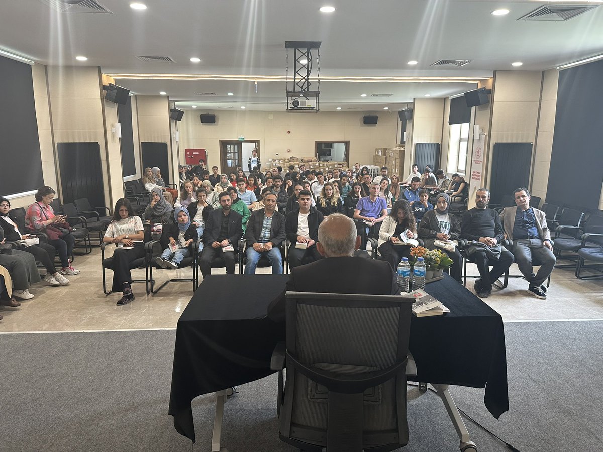 Vankutup's tweet photo. #DAKAdesteğiyle "Gençler İçin İlham Veren Konferanslar" programı kapsamında✍️Yazar Sait EBİNÇ ile 🗨’Şehir Hatıra ve Hafıza’ başlığında çok verimli geçen söyleşi-imza etkinliği gerçekleştirdik.Etkinliğe katılan kitapseverlere ve kıymetli Sait EBİNÇ hocamıza çok teşekkür ederiz 📚 https://t.co/4OSdqhsCCj