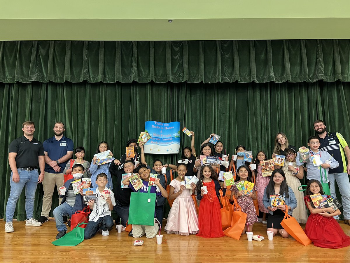 Our @MorenoMustangs had a great time selecting their 5 summer reading books. A very special thanks to Mainfreight, CaroTrans and @EndBooklessness! Huge THANKS to our Moreno VIPS for their time and work to make this event memorable!! @acastro_hisd