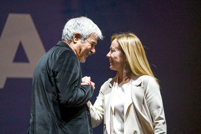 Helliot_Spencer's tweet photo. Pino Insegno: "se torno in RAI è perchè sono bravo".
Il momento in cui incontrò la bravura: https://t.co/6hTZ1tXEvU