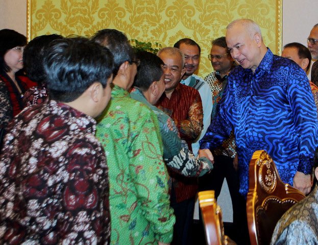Iswami1's tweet photo. Sultan Perak Sultan Nazrin Shah berkenan beramah mesra bersama para pengamal media, termasuk Pemred Indonesia,wakil ISWAMI dari Indonesia &amp; Malaysia, pada majlis santapan malam bagi meraikan 300 pengamal media sempena sambutan HAWANA 2023) di Istana Iskandariah, Kuala Kangsar. https://t.co/7Tot160khA