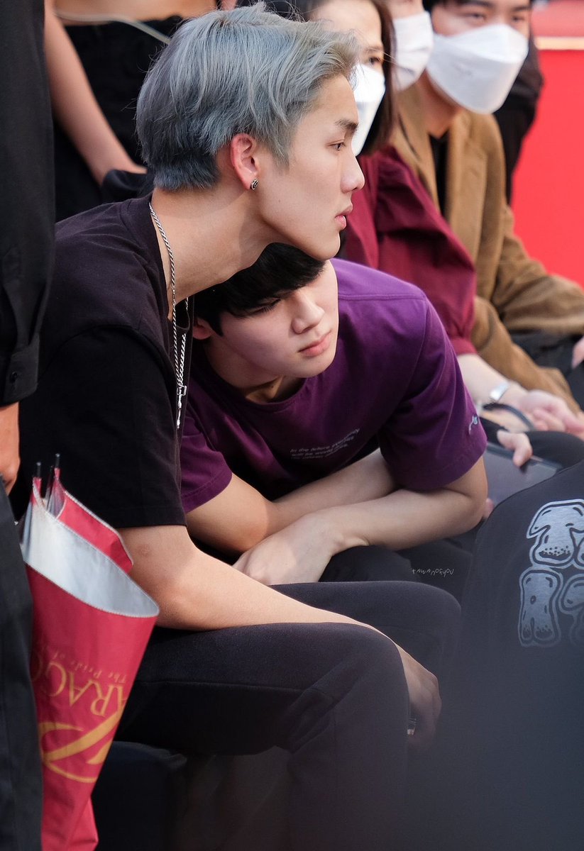 rsn_1103's tweet photo. อยู่ๆก็มาซบ น่ารักมาก น่ารักที่สุดเลยอะ https://t.co/dJxZFkdWeV