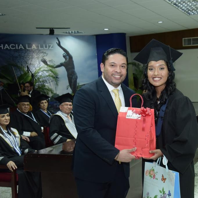 Momento en el que nuestro vicepresidente Alfonso Samaniego  hace entrega de reconocimiento a la estudiante Ambar Álveo, por ocupar el segundo puesto de honor y el título en licenciada en Relaciones Públicas,.
#apreppa
<a href="/campusmediapty/">Campus Media</a> 
<a href="/29_alfonso/">Alfonso Samaniego C</a>