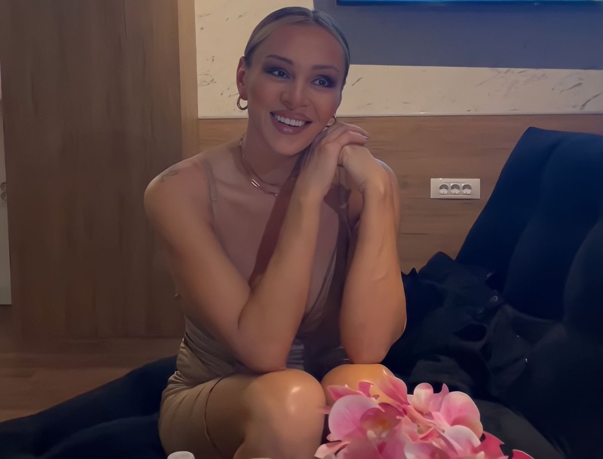 pulsacia's tweet image. Ni jedna nije bila zgodnija
U ovim mojim, ovim mojim godinama:
#anabela #caosvima #emaradujko