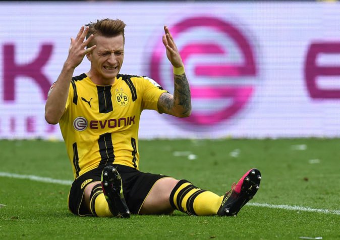 Marco Reus:

-Perdeu a final da champions
-Não foi ao mundial de 2014 por lesão 
-Viu todos os seus companheiros sair do clube 
-Teve a carreira prejudicada por várias lesões
-Perdeu a Bundesliga em casa no último dia

Nada dá certo para este homem 😔