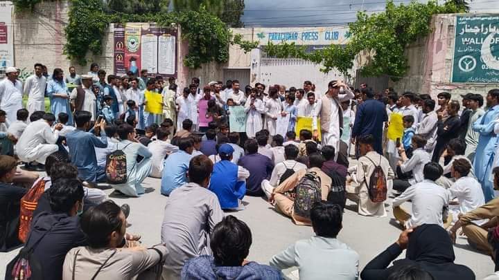 QasidToori's tweet photo. Different schools students , teachers are protesting for Justice of Martyred teachers in School 
When will justice be revealed?
@SajidTuriPPP
@DCKurram 
@KP_Police1 
@GovtofPakistan 
@GovernmentKP 
#Parachinar
#TeachersMurderedInSchool
Teachers of Parachinar
Arrest the Murderers https://t.co/VYONvd78hh
