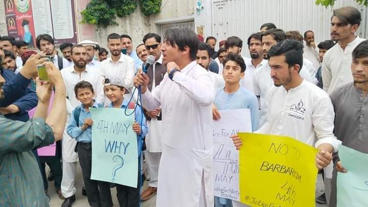 QasidToori's tweet photo. Different schools students , teachers are protesting for Justice of Martyred teachers in School 
When will justice be revealed?
@SajidTuriPPP
@DCKurram 
@KP_Police1 
@GovtofPakistan 
@GovernmentKP 
#Parachinar
#TeachersMurderedInSchool
Teachers of Parachinar
Arrest the Murderers https://t.co/VYONvd78hh