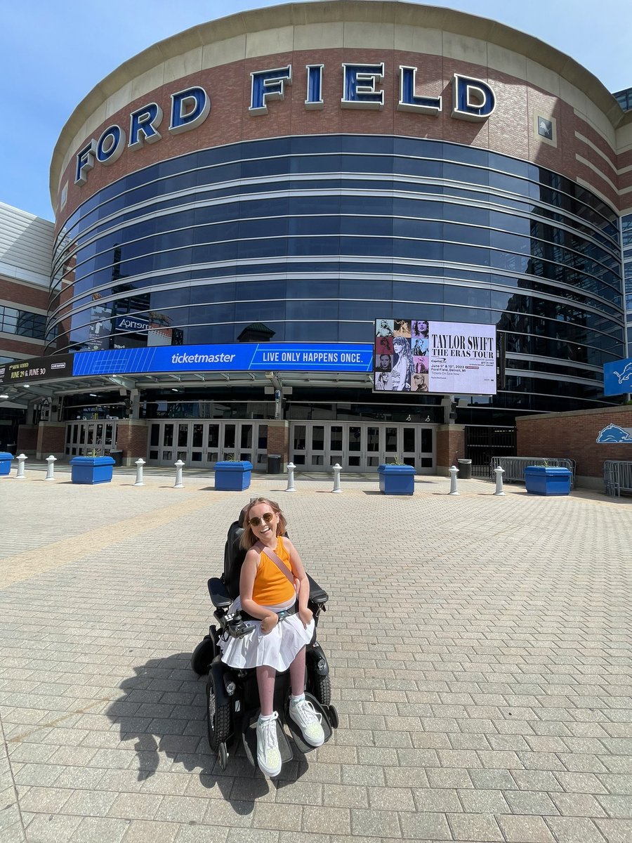 Jessshetzel's tweet photo. See you in 14 days bestie!!! 🫶🏻🫶🏻🫶🏻🫶🏻 hits different because it’s you 💕 #givejessthehat @taylornation13 @taylorswift13 @fordfield #ErasTour #ErasTourDetroit https://t.co/ebnx8uM7Bk