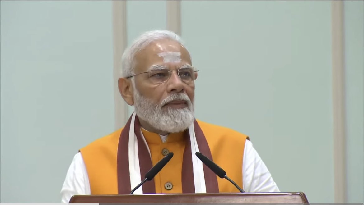 BJP4India's tweet photo. आज मेरे निवास स्थान पर आपके चरण पड़े हैं, ये मेरे लिए बहुत सौभाग्य की बात है। ये भगवान शिव की कृपा है जिस वजह से मुझे एकसाथ आप सभी शिवभक्तों के दर्शन का मौका मिला है। 

मुझे इस बात की भी बहुत खुशी है कि कल नए संसद भवन के लोकार्पण के समय आप सभी वहां साक्षात आकर आशीर्वाद देने वाले हैं।

- पीएम @narendramodi