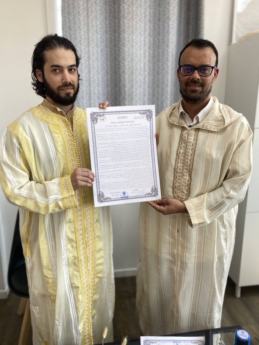 InstitutAddani's tweet photo. 🔴[KHATMA 10 LECTURES]

Notre bien-aimé enseignant Oustadh Mohammed est devenu à l’issue d’une cérémonie fraternelle et émouvante le 8e élève de l’institut à recevoir une IJAZA SELON LES 10 LECTURES !
Qu’Allah ﷻ lui accorde une science utile et l’illumine ainsi que ses proches💫 https://t.co/lEPApF8tcE