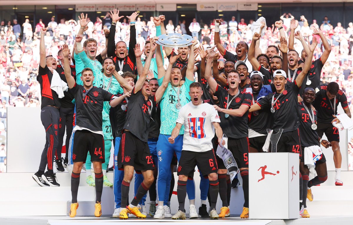 FCBayernAr's tweet photo. هذي عوايدنا! 🔴⚪

أبـــــطـــــال الــــبـــــونـــدسلــــيجـــــا 🏆

#ميا_سان_أبطال https://t.co/Mk3vaLwBta
