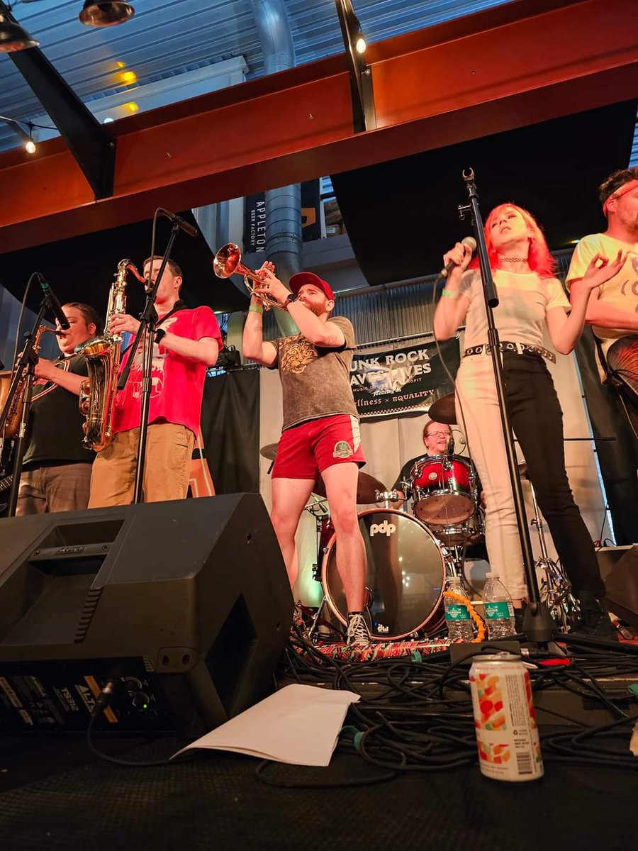 courtesyoftim's tweet photo. @Poindexter_Ska Ric (@ricmchapman) and Jake always wear shorts on stage. Jake's are usually a little shorter than Ric's. See also: Ric filling in with @FRStheBAND at #Skappleton https://t.co/DFNxhwmIAL