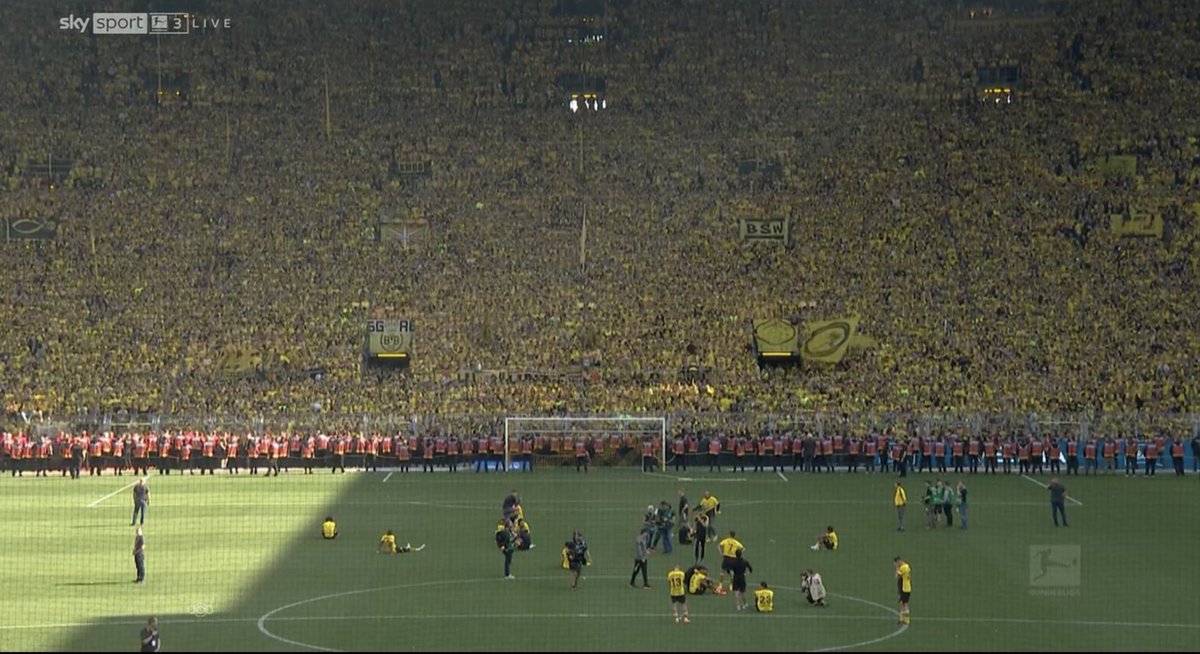 fpcinf's tweet photo. Esta imágen es tremenda. A pesar de perder el título de Bundesliga en la última fecha, la hinchada del Borussia Dortmund se queda hasta después del partido para aplaudir y agradecer a su equipo por la temporada hecha. El BVB es un club diferente. https://t.co/b302y7pP9H